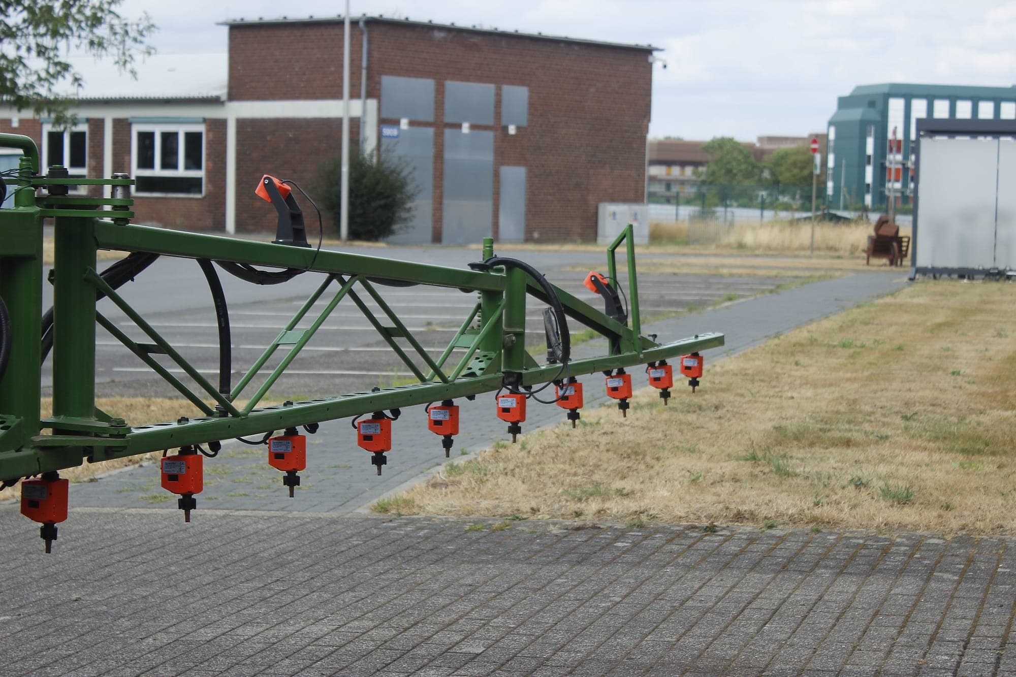 Individuele WeSee-dopventielen, achteraf gemonteerd langs een bestaande spuitboom.
