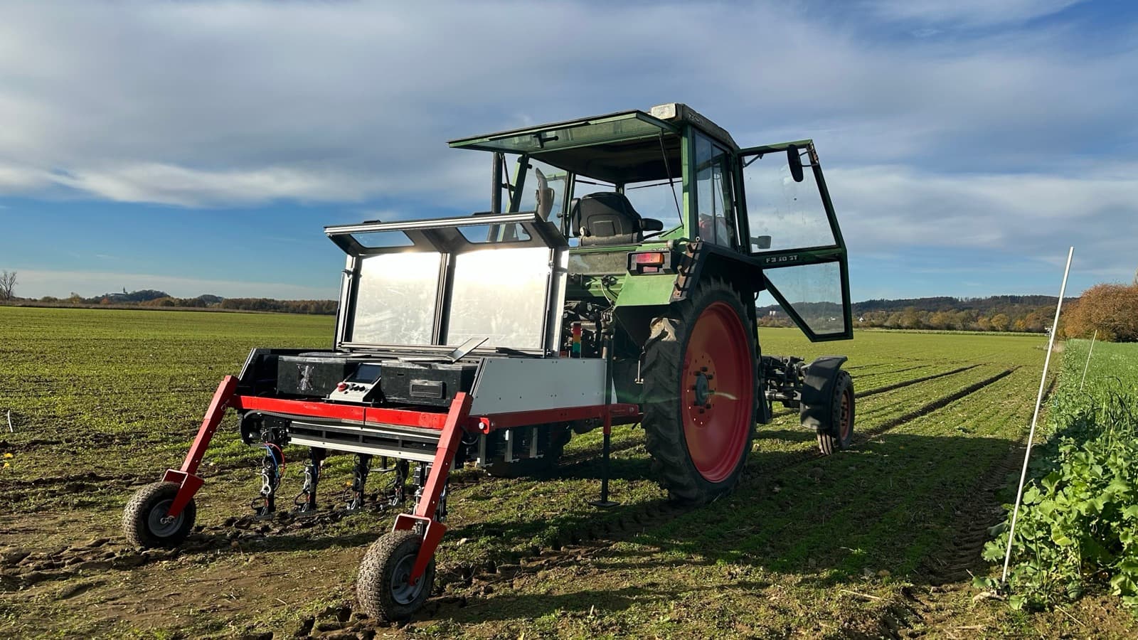 WeWeed-module gemonteerd op een Fendt-tractor in een Duits rijengewasveld.