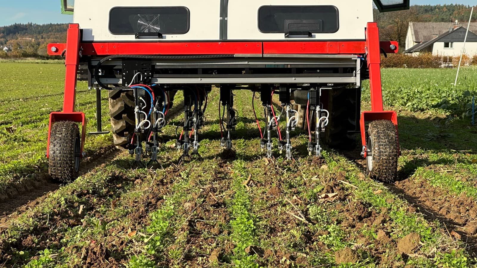 WeWeed-module voor gewas en onkruid, gemonteerd op een Fendt-tractor in een Duits gewasveld.