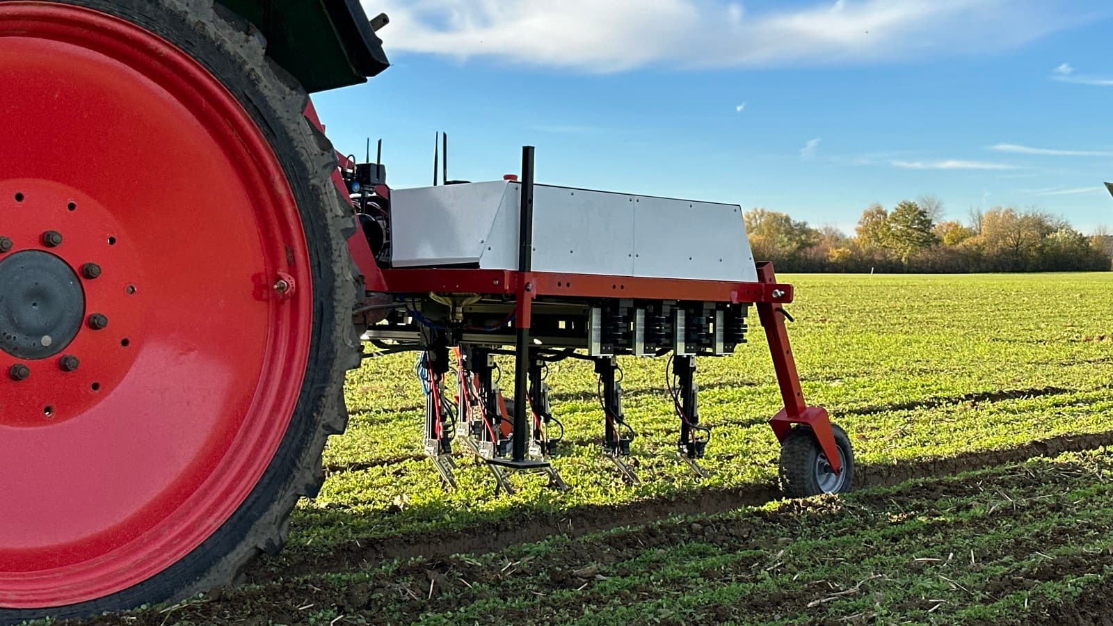 WeWeed-Hackmodul am Traktor, bereit für eine autonome Feldüberfahrt.