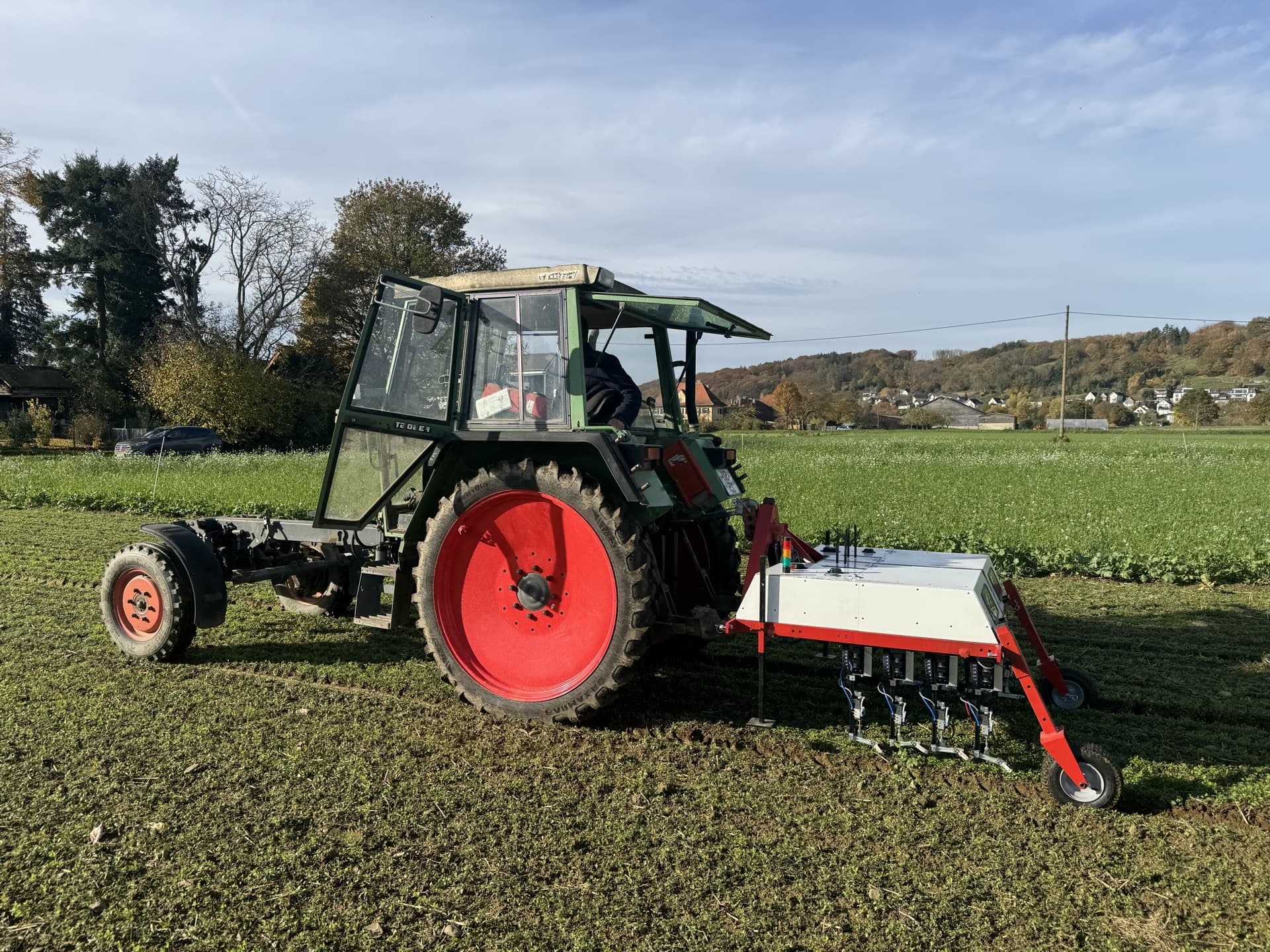 L'outil WeWeed monté sur un tracteur, prêt pour une démonstration au champ.