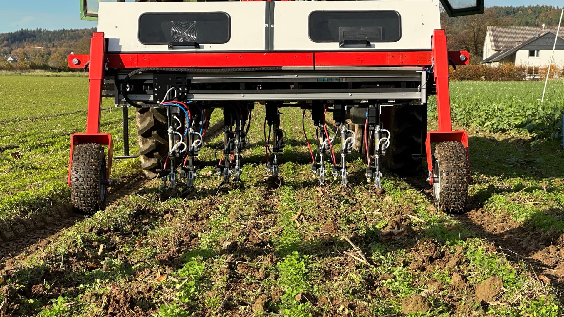 Le robot WeWeed avance dans un champ et désherbe de façon autonome, plante par plante.